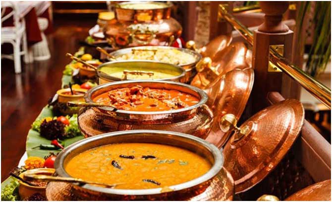 Indische Currys in Buffetbehältern