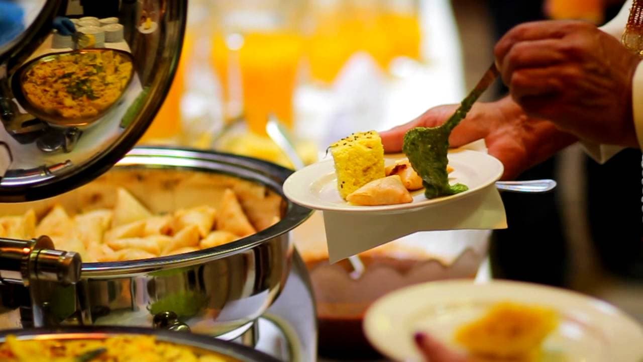 Catering-Service beim Anrichten
